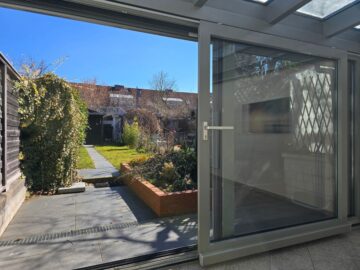 Maikäfersiedlung: Charmantes Reihenhaus mit Wintergarten und idyllischem Garten - Wintergarten mit Schiebetür