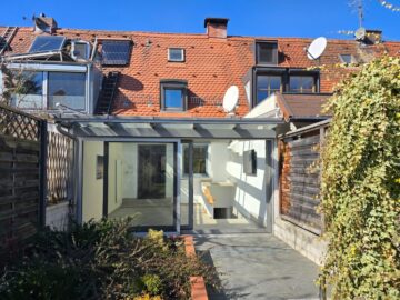 Maikäfersiedlung: Charmantes Reihenhaus mit Wintergarten und idyllischem Garten - Hausansicht inkl. Wintergarten