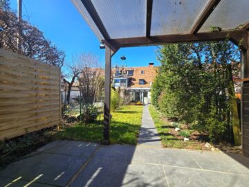 Maikäfersiedlung: Charmantes Reihenhaus mit Wintergarten und idyllischem Garten - Überdachte Terrasse vor Gartenhäuschen