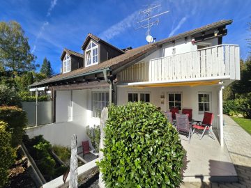Elegante Doppelhaushälfte mit Einliegerwohnung und Doppelgarage - Terrasse und Abböschung