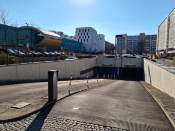 Tiefgarage: Einzelstellplatz Nähe U-Bahn Quiddestraße und PEP zu vermieten - Tiefgarageneinfahrt
