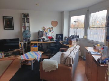 1,5-Zimmer-Wohnung in Günzburg - ideal auch als Kapitalanlage! - Wohnraum mit großer Fensterfront mit Rollladen
