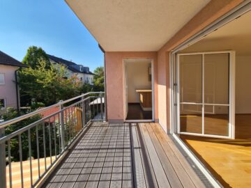 Neuwertige 3-Zimmer-Wohnung in Trudering mit Süd-Balkon - Balkon mit 2 Eingangsmöglichkeiten von Wohnzimmer und Küche