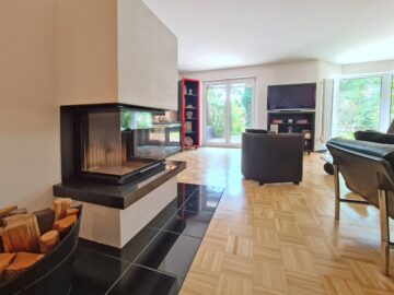 Exklusive 3,5 Zimmer Gartenwohnung mit über 145 m² Wohn- und Nutzfläche! - Wohnzimmer mit Panorama-Kamin