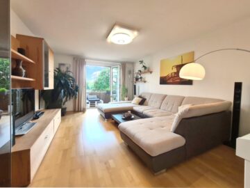 Attraktive 3-Zimmer-Wohnung mit Fernblick in U-Bahn Nähe - Wohnzimmer mit Balkon