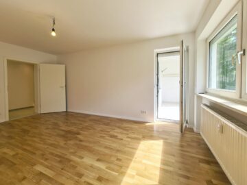 Komplett sanierte 3-Zimmer-Wohnung mit Südbalkon in grüner Umgebung - zentral in Ottobrunn - Wohnzimmer mit Zugang zum Süd-Balkon