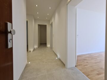 Komplett sanierte 3-Zimmer-Wohnung mit Südbalkon in grüner Umgebung - zentral in Ottobrunn - Eingangsbereich inkl. neuen Fliesen und LED Spots